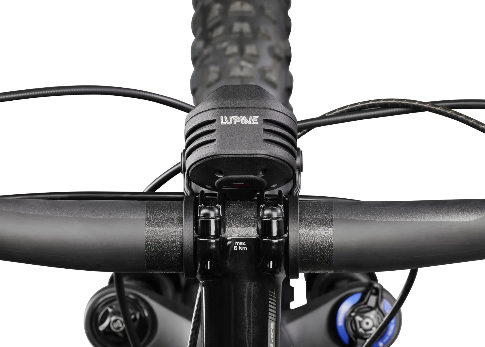 Nahaufnahme einer schwarzen Lupine E-Bike Beleuchtung am Lenker eines Fahrrads. Kabel sind sichtbar.