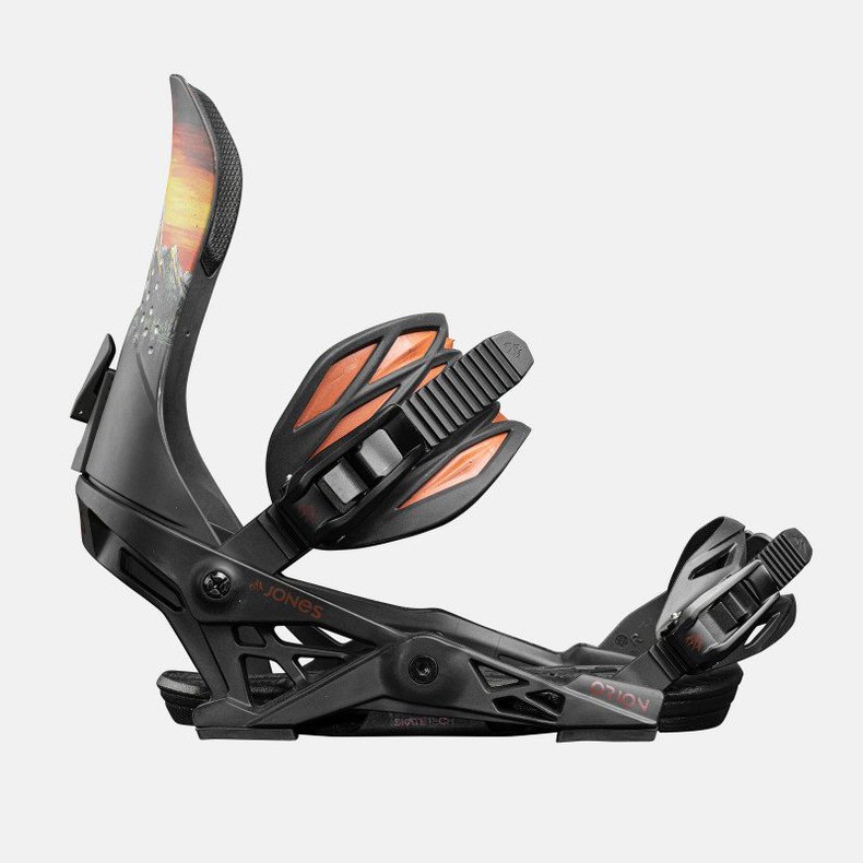 Schwarze Jones Orion Snowboard-Bindung mit orangefarbenen Akzenten vor hellem Hintergrund.