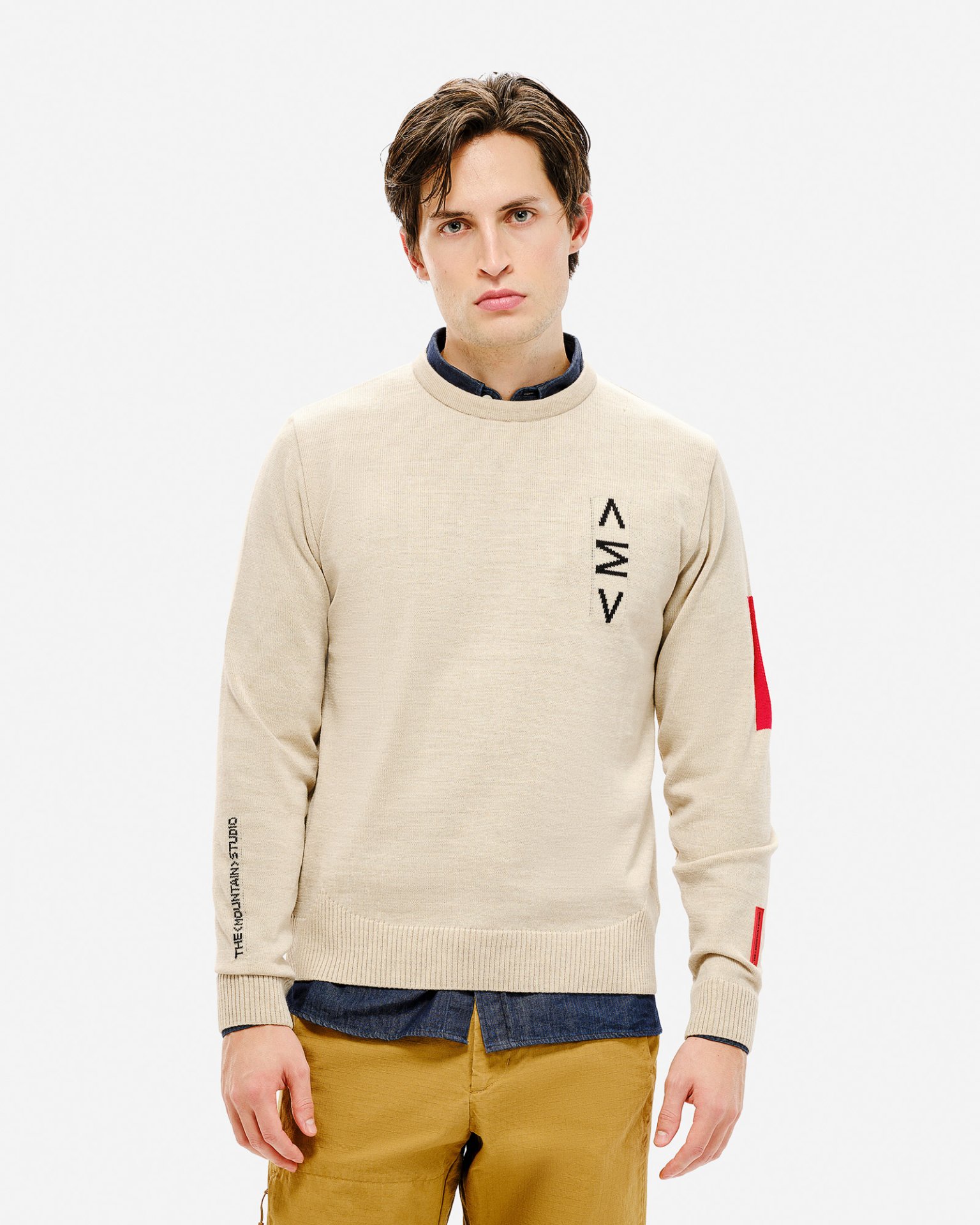 Light-colored K-3 ST ski sweater Man wears light-colored K-3 ST ski sweater with round neck, logo and red detail on the sleeve.