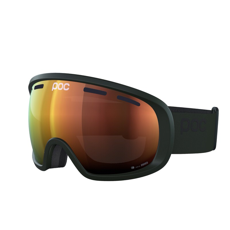 Grüne POC Skibrille Nahaufnahme einer grünen POC Fovea Clarity Skibrille mit orangefarbener Zeiss Scheibe und dunkelgrünem Band.