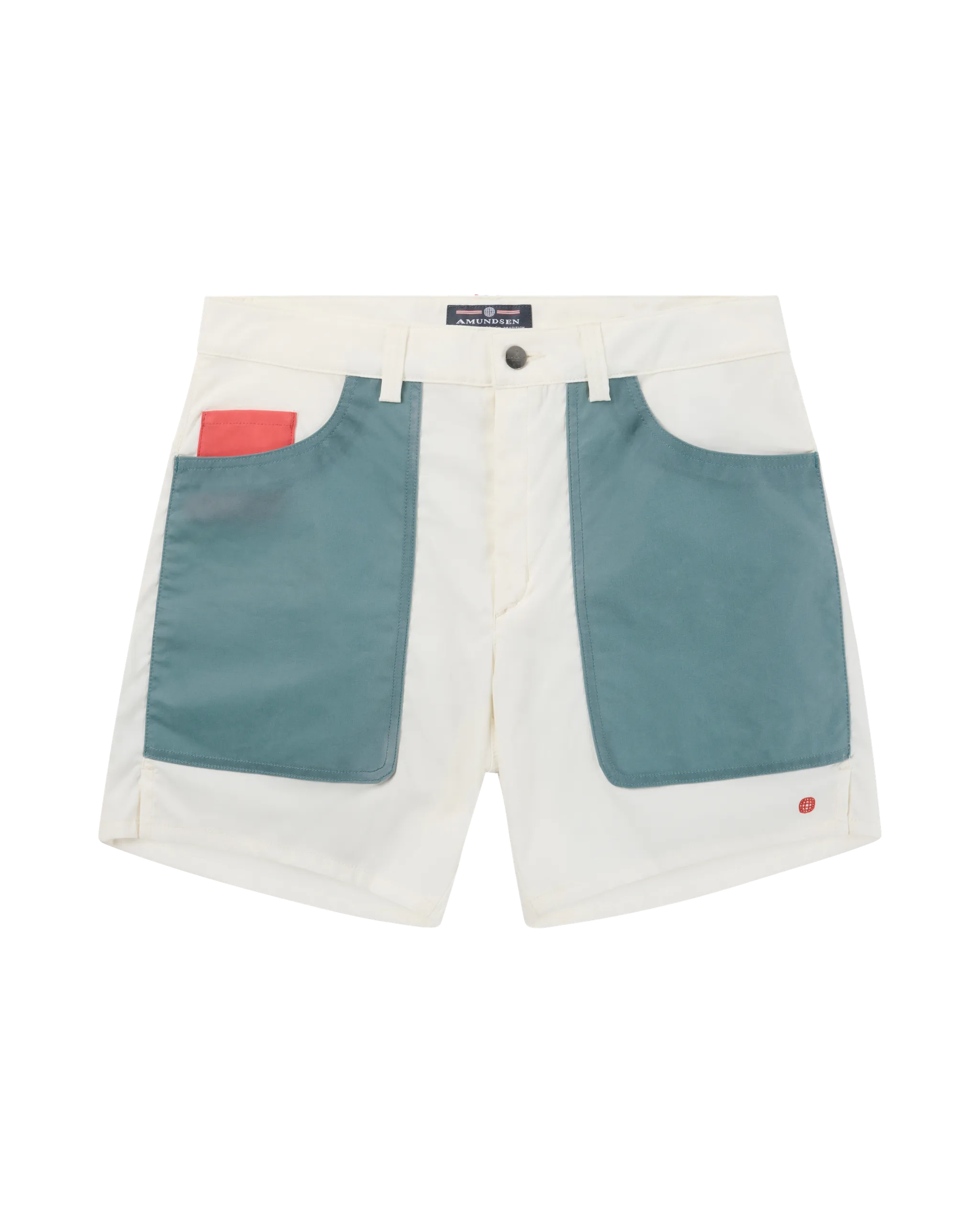 Helle Shorts mit aufgesetzten Taschen, die eine davon mit rotem Detail, vor einem weißen Hintergrund.