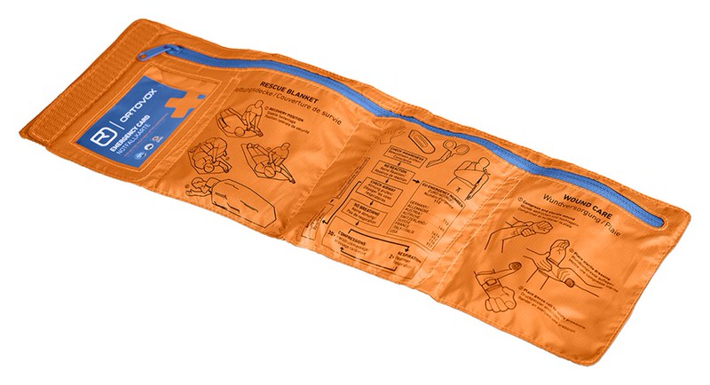 Geöffnete, orangefarbene First Aid Roll Doc Mid Tasche mit blauen Reißverschlüssen und Anleitungen zur Ersten Hilfe.