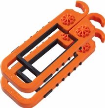 Orangefarbene Skibat Ski Tragehilfe mit Schneeflockenmuster, zwei Kunststoffbügel mit schwarzer Elastomerbeschichtung.