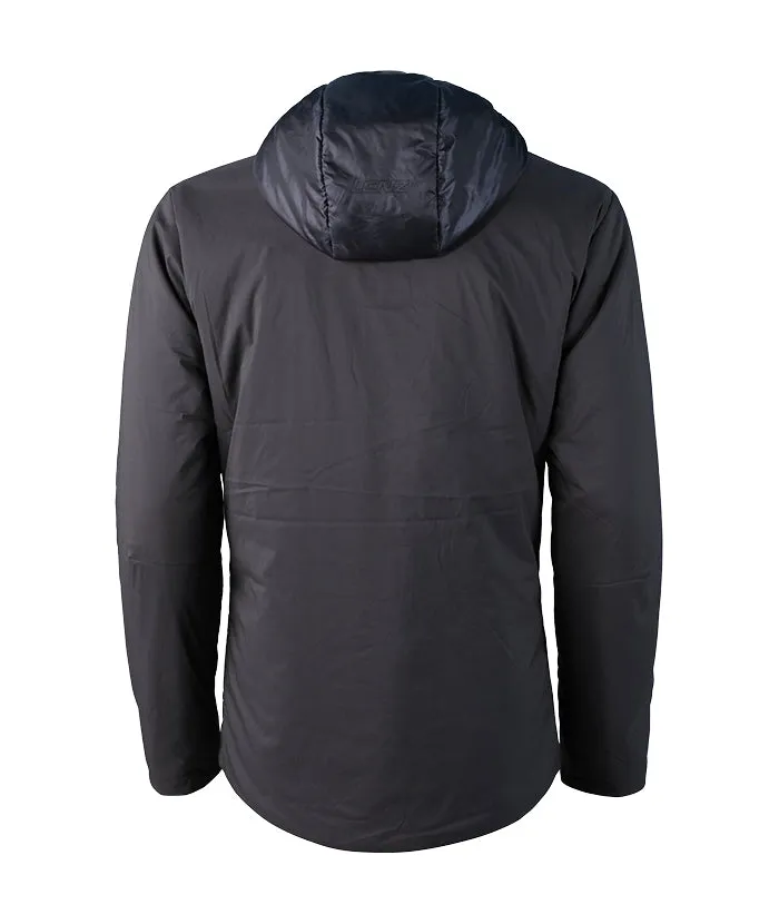 Rückansicht der blauen Lenz Padded Jacket 2.0 für Herren mit Kapuze und Logo auf dem Kopfbereich.