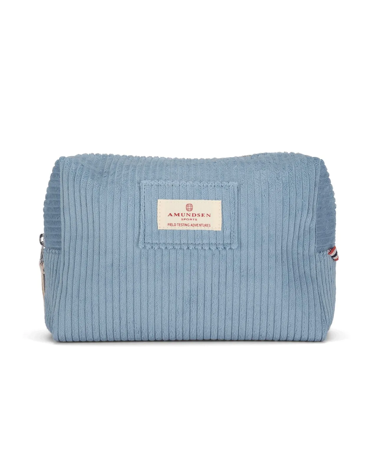 Eine hellblaue, rechteckige Cord-Kulturtasche mit einem rechteckigen Logo-Patch in der Mitte.