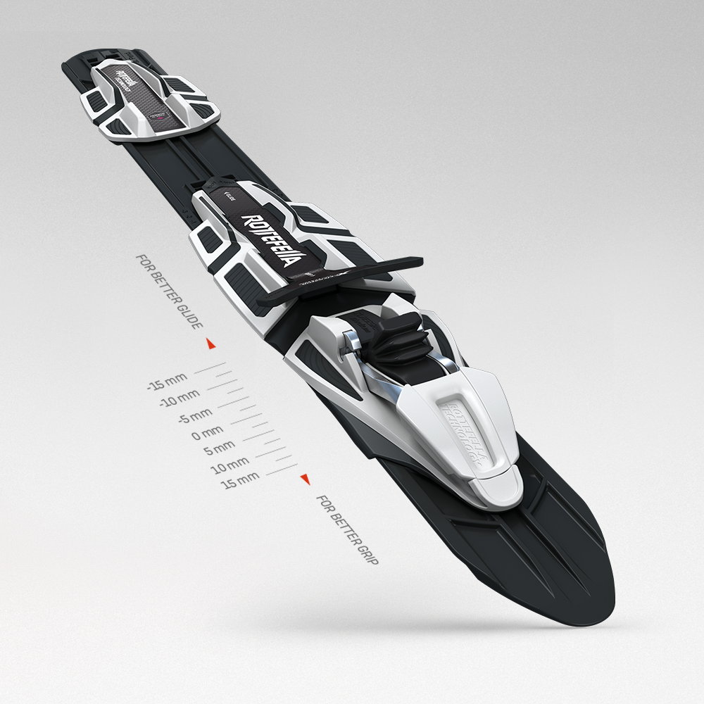 Nahaufnahme des Langlaufski Rossignol Delta Comp R-Skin Stiff mit montierter Turnamic-Bindung auf grauem Hintergrund.