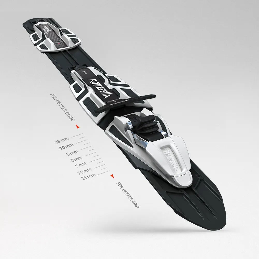 Gros plan sur le ski de fond Rossignol Delta Comp R-Skin Stiff avec fixation Turnamic montée sur un fond gris.