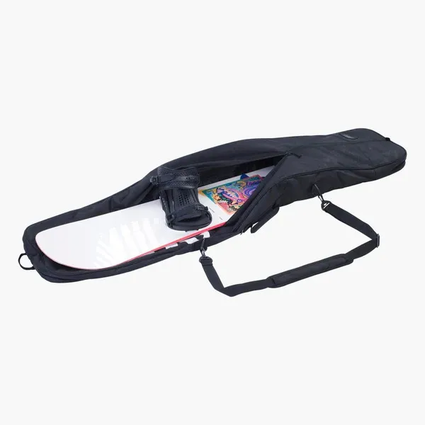 Sac de board noir Evoc, ouvert avec snowboard, fixations et impression en couleur à l'intérieur, sangle de transport visible.