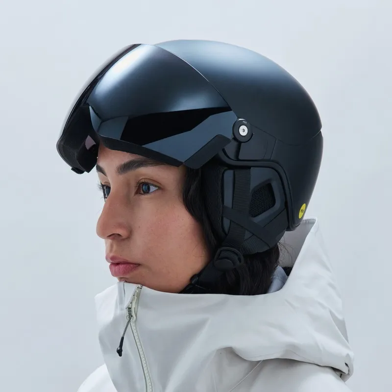 Profil einer Person mit POC Obex Visor Uranium Black Matt Skihelm und integriertem Visor.