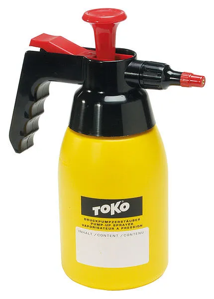 Spray jaune Toko Pump-Up avec poignée noire et bouton de pompe rouge.