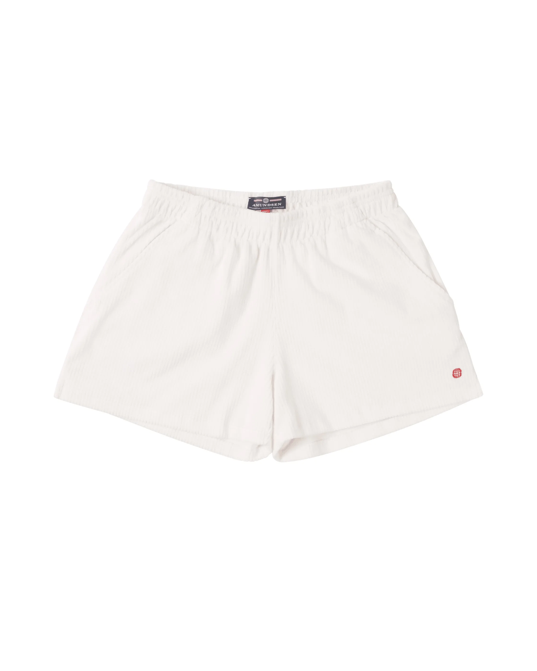 Weiße, kurze Kordshorts mit elastischem Bund und kleinem, rotem Logo am rechten Bein.