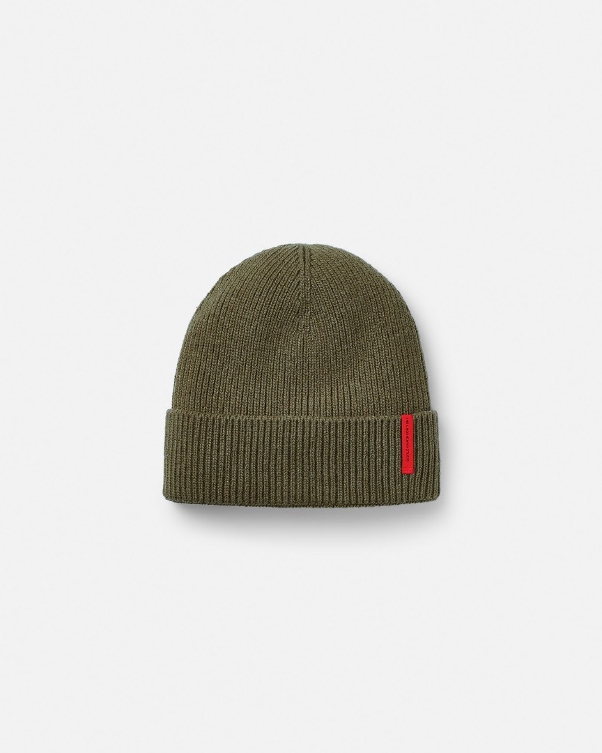 Bonnet vert en cachemire mélangé Bonnet vert C-8 Cashmere Mix Rib avec étiquette logo verticale rouge, isolée sur fond blanc.