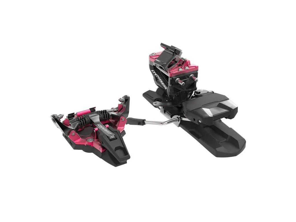 Nahaufnahme der Dynafit Radical Skitourenbindung in Schwarz und Flamingo-Pink.