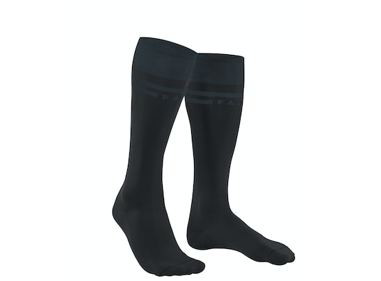 FALKE SK7 Herren Skistrümpfe Zwei schwarze FALKE SK7 Race Herren Skistrümpfe vor einem weißen Hintergrund.