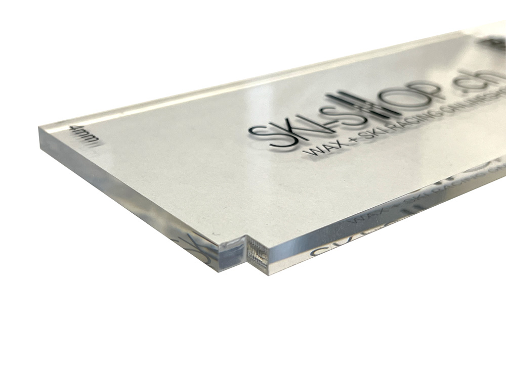 Lame en plexiglas 4mm Gros plan sur une lame en plexiglas transparent de 4mm pour le fart de ski, avec impression du logo.