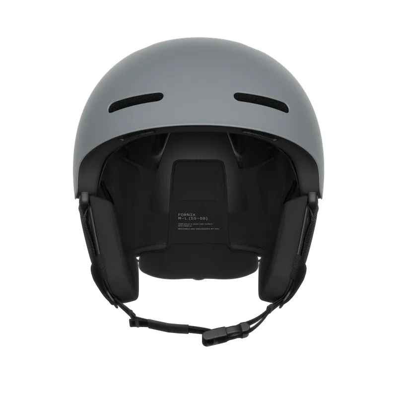 Grauer Skihelm von vorne, mit Kinnriemen, Ohrenpolster und Belüftungsöffnungen oben. Innere Polsterung sichtbar.