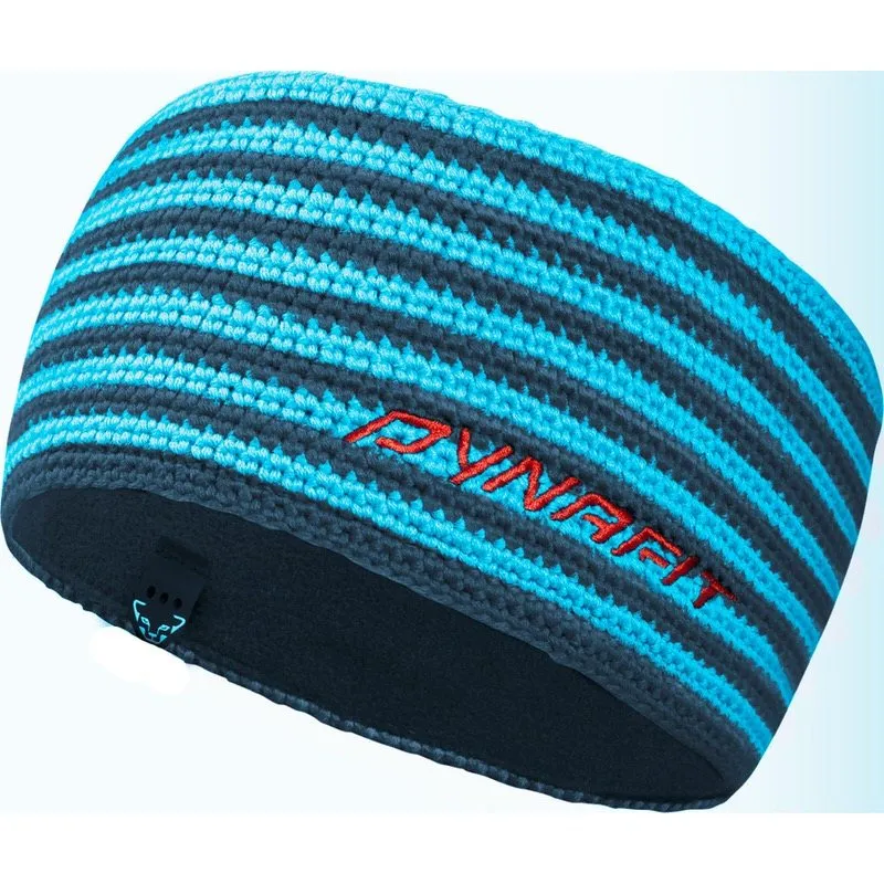 Blau gestreiftes, gehäkeltes Dynafit Stirnband mit rotem Schriftzug.