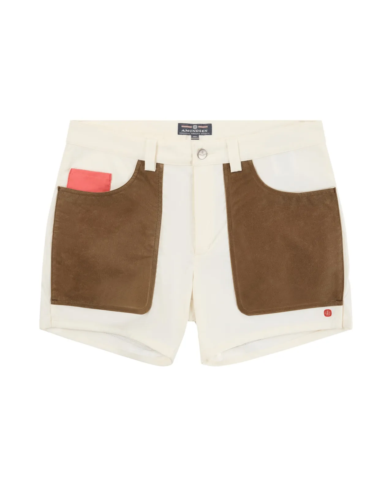 Kurze, helle Shorts mit braunen aufgesetzten Taschen und kleinem, roten Detail an einem Bein.