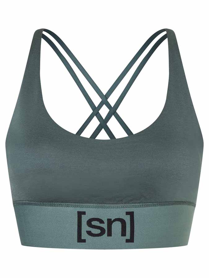 Grüner Super.Natural Sport BH mit gekreuzten Trägern und dem "[sn]" Logo am unteren Bund.