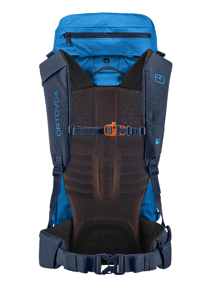 Nahaufnahme eines blauen Ortovox Peak Light 32 Rucksacks, Blick auf Tragesystem mit Schweizer Wolle, Hüftgurt und Schultergurte.
