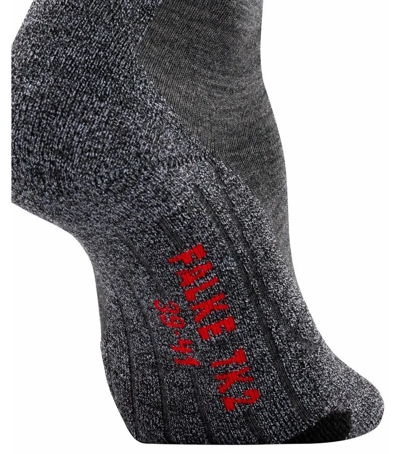 Detailaufnahme einer grauen TK2 Damen Trekking Socke mit rotem Schriftzug.