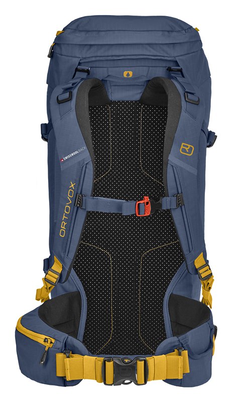 Blauer Ortovox Peak 35 Rucksack, Rückenansicht. Gelbe Details und Träger, schwarzes Netzrückenpanel mit Swisswool.