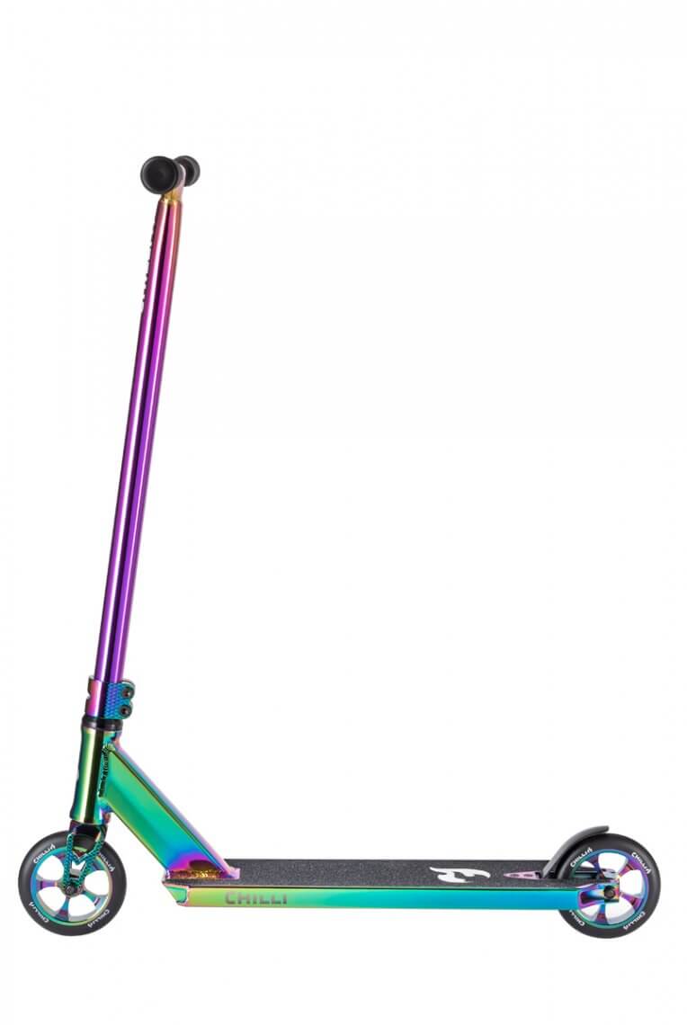 Ein neochrome Chilli Pro Scooter Reaper Reloaded V2 von der Seite, mit glänzenden Farben.
