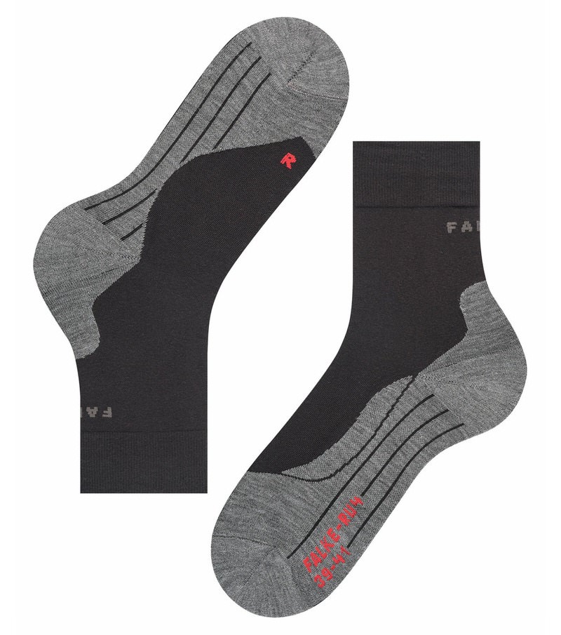 Zwei schwarze RU4 Herren Laufsocken, teils grau abgesetzt, liegen nebeneinander.