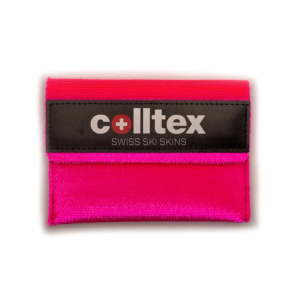 Pinkes Colltex Wallet aus Skifell-Restmaterial, mit schwarzem Logo-Etikett.