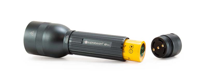 Suprabeam Q7xrs LED-Taschenlampe, geöffnet. Akku ist sichtbar, Endstück liegt daneben.