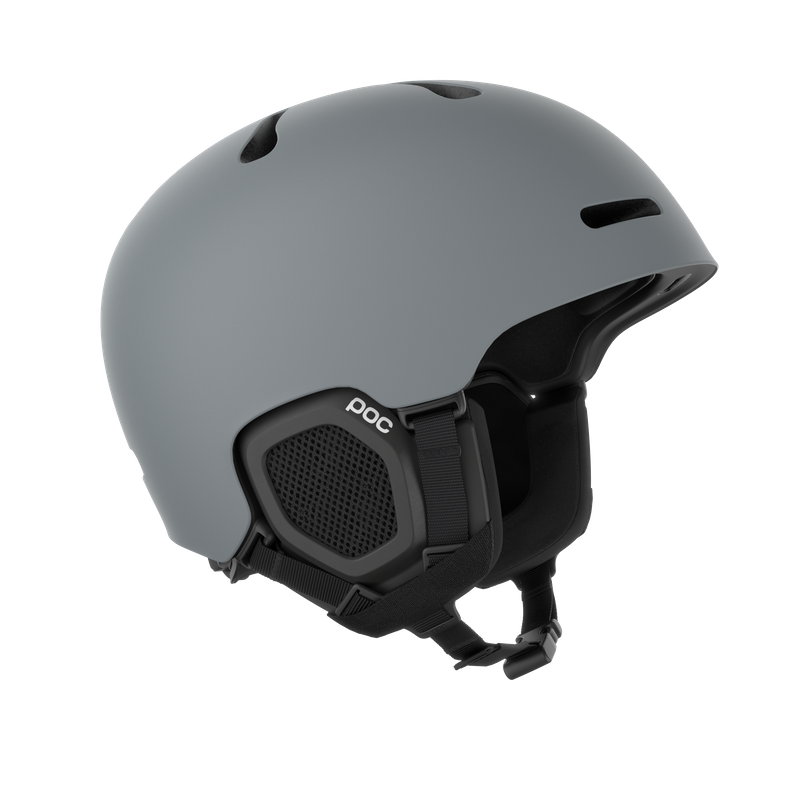 Grauer Skihelm der Marke POC mit Belüftungslöchern und schwarzem Kinnriemen vor weißem Hintergrund.