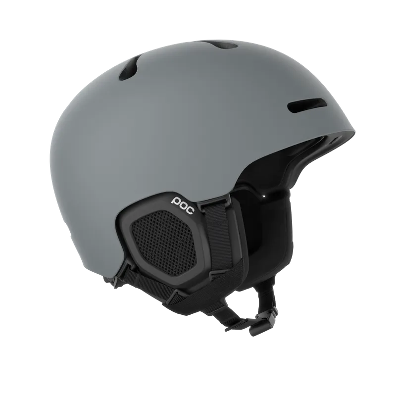 Grauer Skihelm der Marke POC mit Belüftungslöchern und schwarzem Kinnriemen vor weißem Hintergrund.