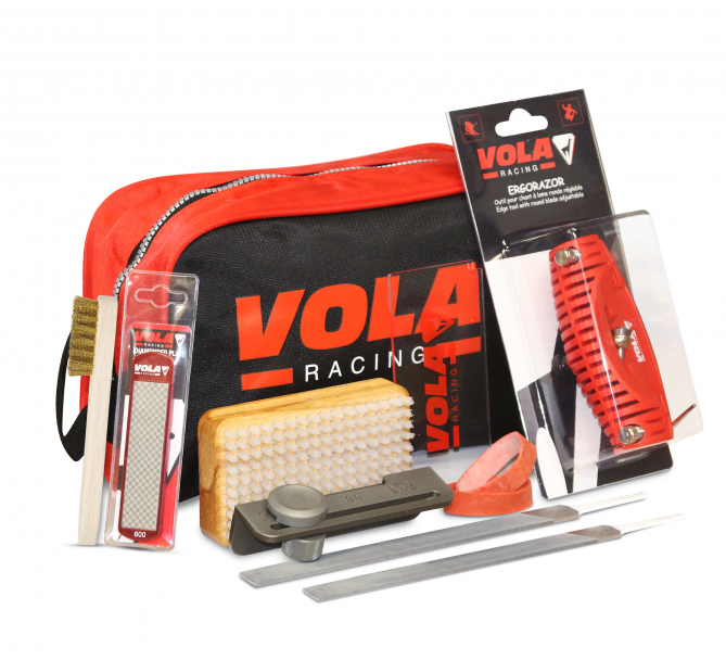 Vola Tuning Kit Plus Vola Tuning Kit Plus : Outils tels que lime, brosse, rabot pour carres et pierre à aiguiser devant une pochette rouge avec le logo Vola.