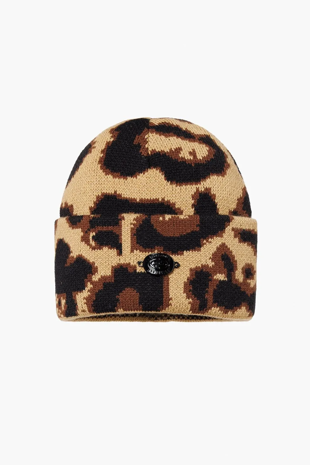 Close-up of a knitted hat with a leopard pattern in beige, black and brown. A small, dark logo is attached to the brim.