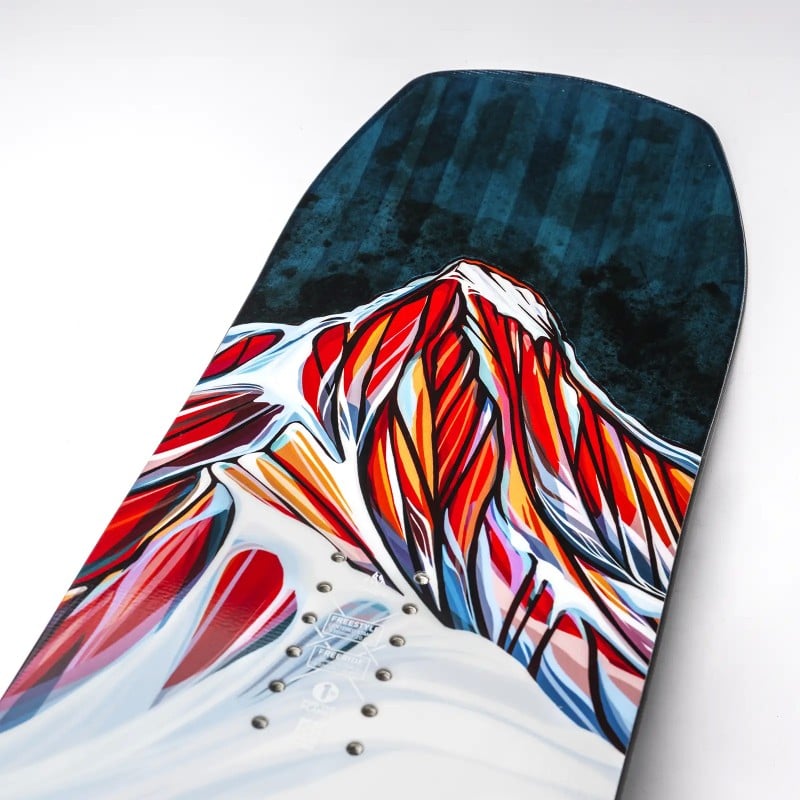 Jones Twin Sister Snowboard Detailansicht des Jones Twin Sister Snowboards mit farbenfroher Berg-Grafik.