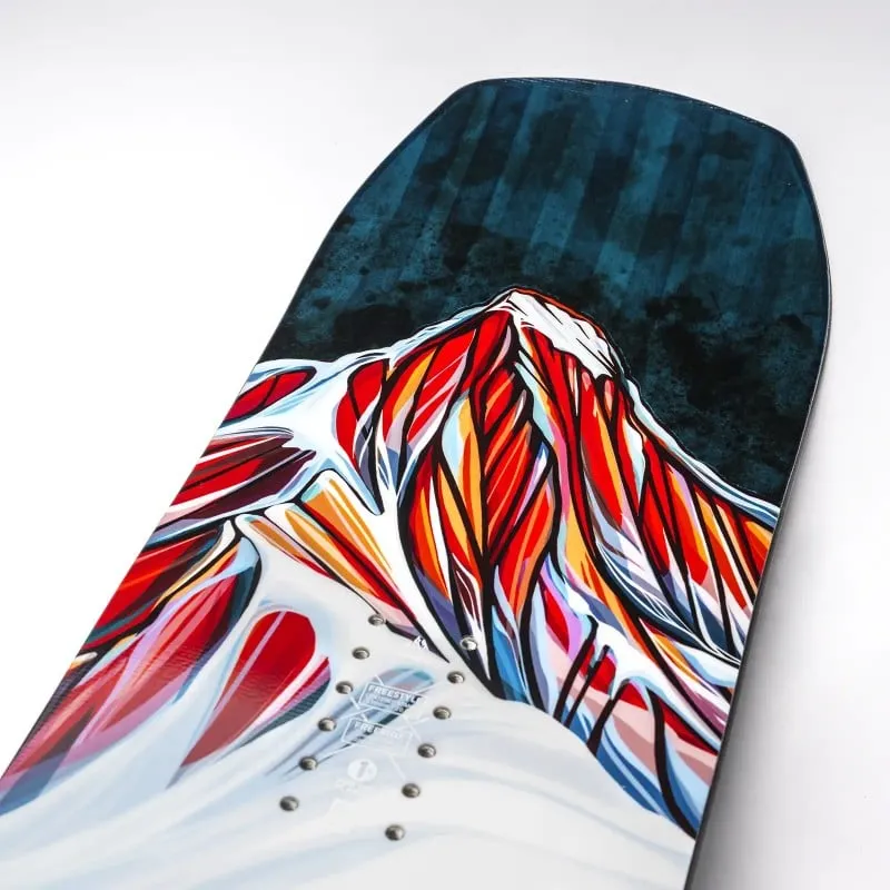 Detailansicht des Jones Twin Sister Snowboards mit farbenfroher Berg-Grafik.