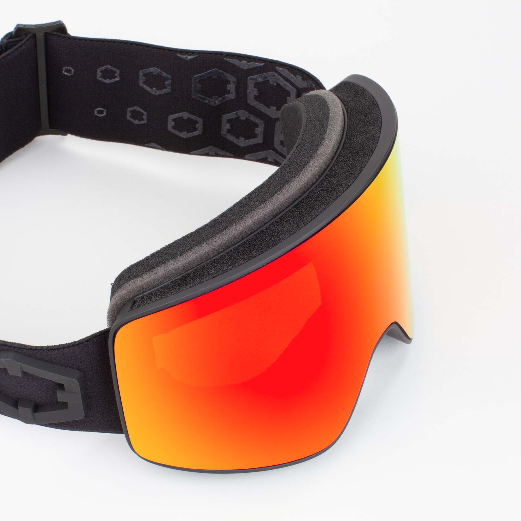 Nahaufnahme der Out Of Void Black Red MCI Skibrille mit roter Zeiss-Linse und schwarzem Band auf weißem Grund.