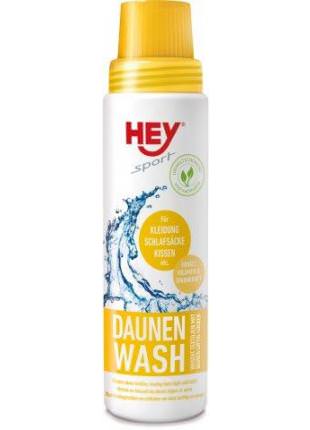 Weiße Flasche "HEY Sport Daunen Wash" mit gelbem Deckel und gelbem Etikett. Darauf ein stilisierter Wasserwirbel.