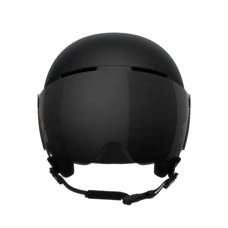 Frontansicht eines schwarzen Skihelms mit integriertem Visor und Kinnriemen vor einem weißen Hintergrund.