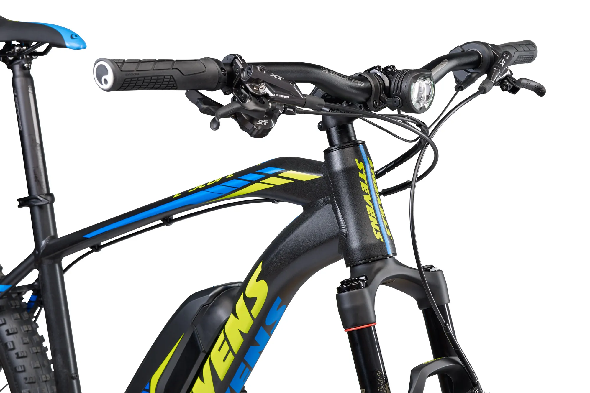 Nahaufnahme eines E-Bikes mit Shimano Komponenten und montierter Lupine E-Bike Beleuchtung am Lenker.