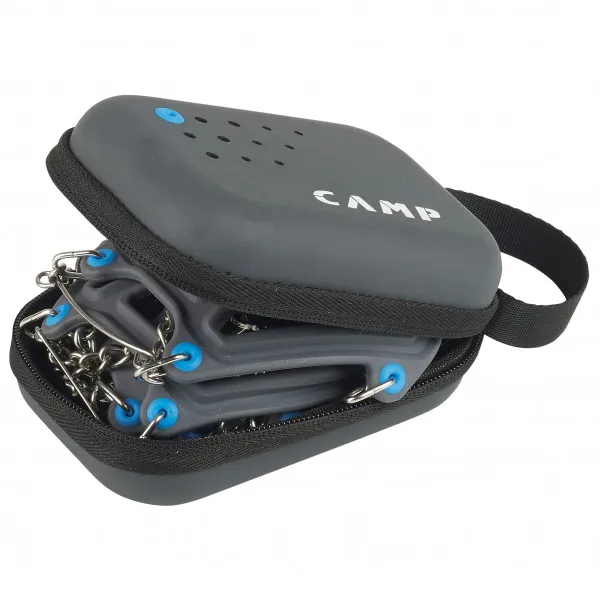 Borsa aperta grigia che mostra i ramponi CAMP Ice Master Light con catena e dettagli blu.