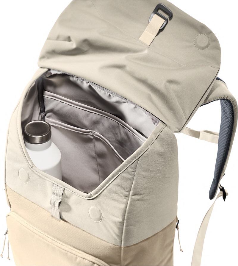 Deuter Sac à dos UP Sydney Sac à dos ouvert marron clair Deuter UP Sydney avec compartiments intérieurs et une bouteille d'eau blanche.