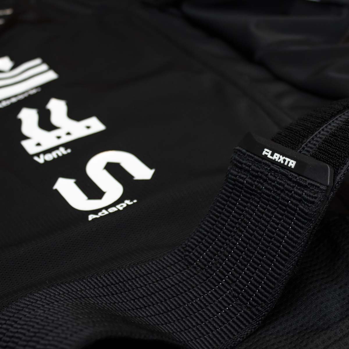Behold Herren Rückenprotektor Detailaufnahme der Behold Men Rckenprotektor-Weste. Flaxta Logo und AVA-System Aufdruck.