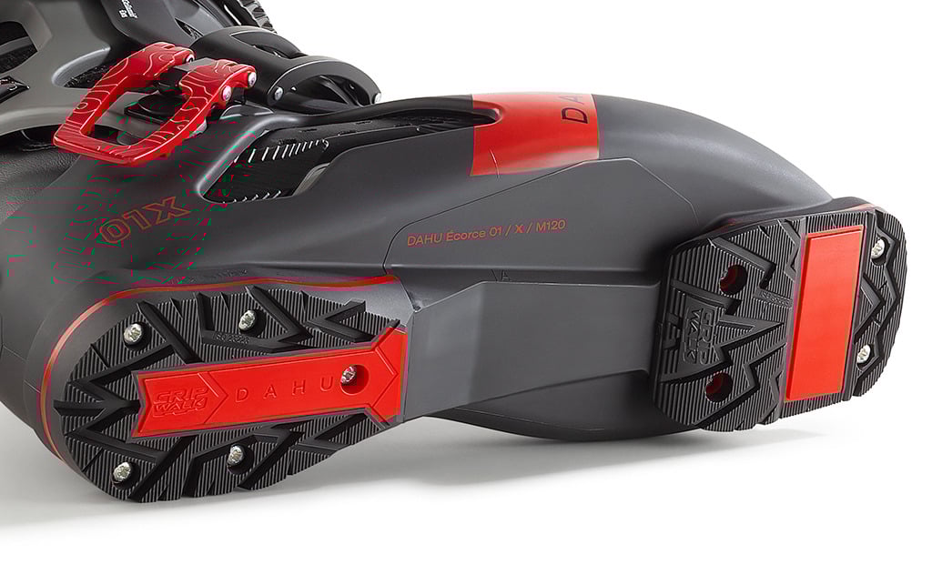 Dahu Chaussure de ski Ecorce Gros plan Dahu Chaussure de ski Ecorce 01X vue de derrière, noire et rouge avec semelle "Grip Walk" et crampons.
