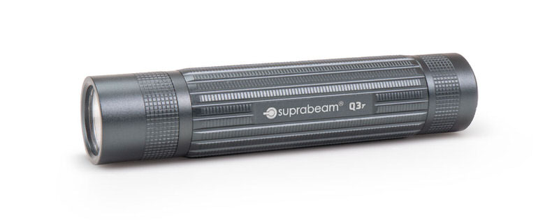 Dunkelgraue Suprabeam Q3r LED Taschenlampe mit Rillen auf weißem Hintergrund.