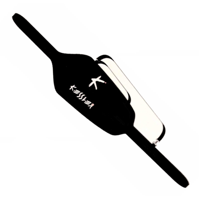 Sac à skis noir Kessler Sac à skis Kessler noir avec des accents blancs, de forme allongée et étroite. Le logo Kessler est bien visible.