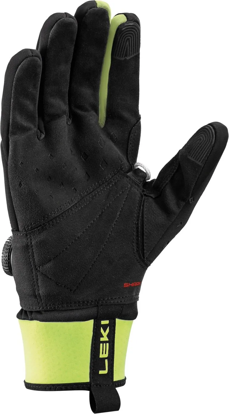 Nahaufnahme eines Leki PRC Boa Shark Handschuhs in Schwarz/Neongelb, der Handfläche nach oben. Details: BOA-System, Softspan-Material.