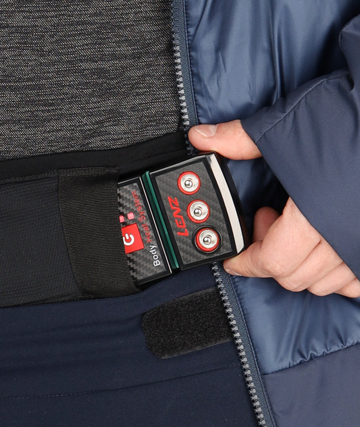 Detailansicht der Lenz Heat Pants 2.0 mit eingesetztem Akkupack am Hosenbund.