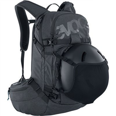 Zaino nero Evoc Line Pro 20L, attaccato al fianco con casco, cinghie di trasporto e ali laterali visibili.