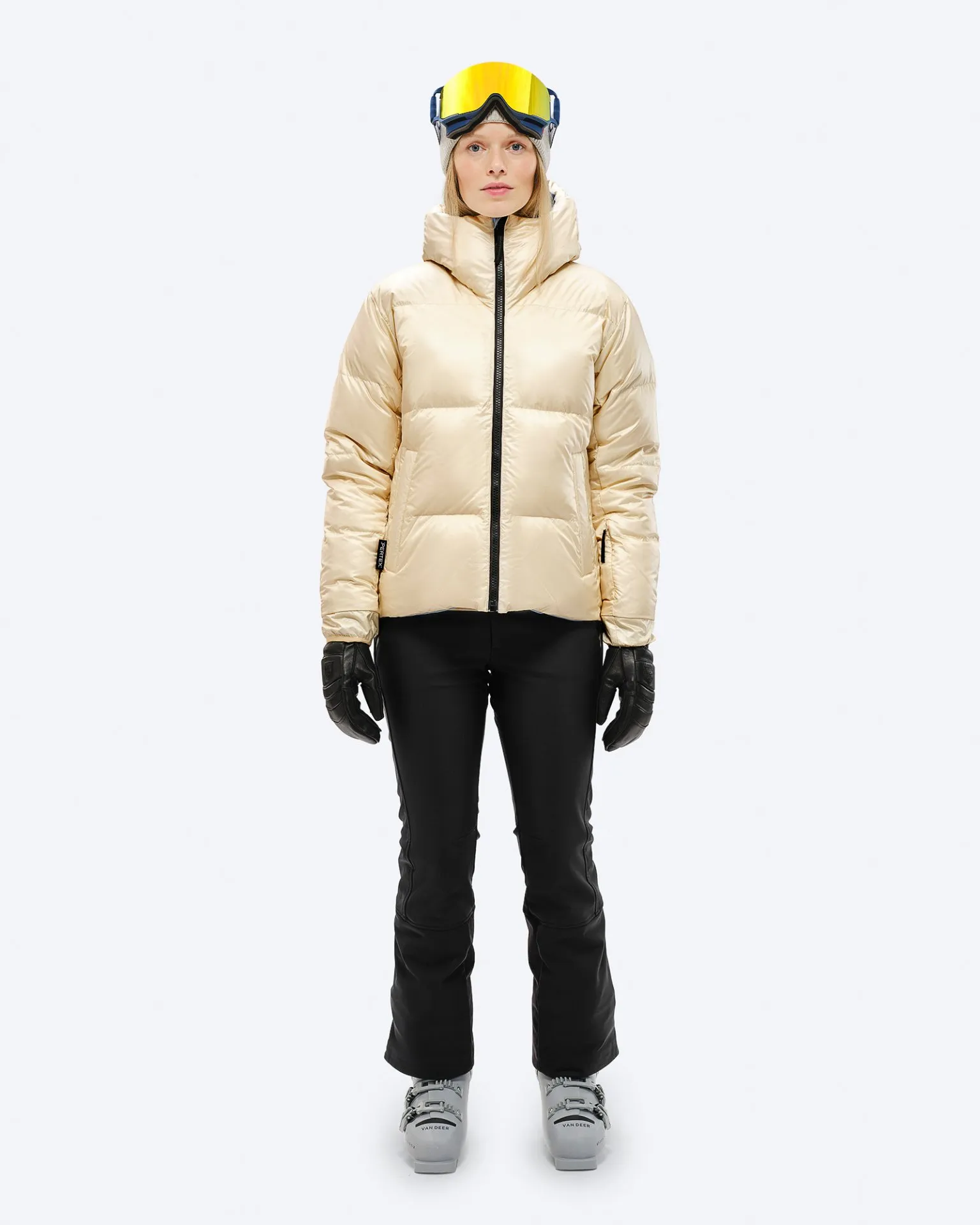 Person in Daunenjacke, Skihose, Skischuhe und Skibrille, Frontansicht, "Castle Wall" Farbe.